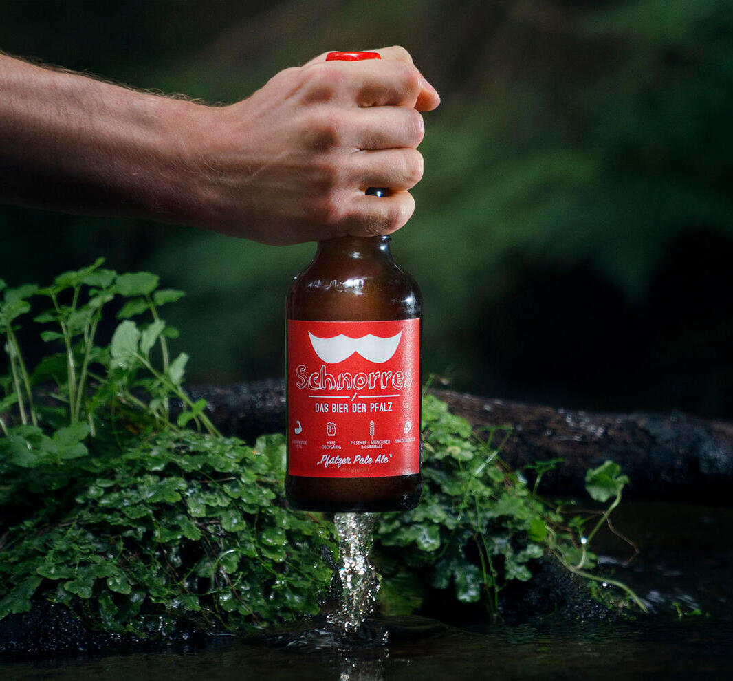 Schnorrer Bier Pfalz rote Flasche aus dem Fluss