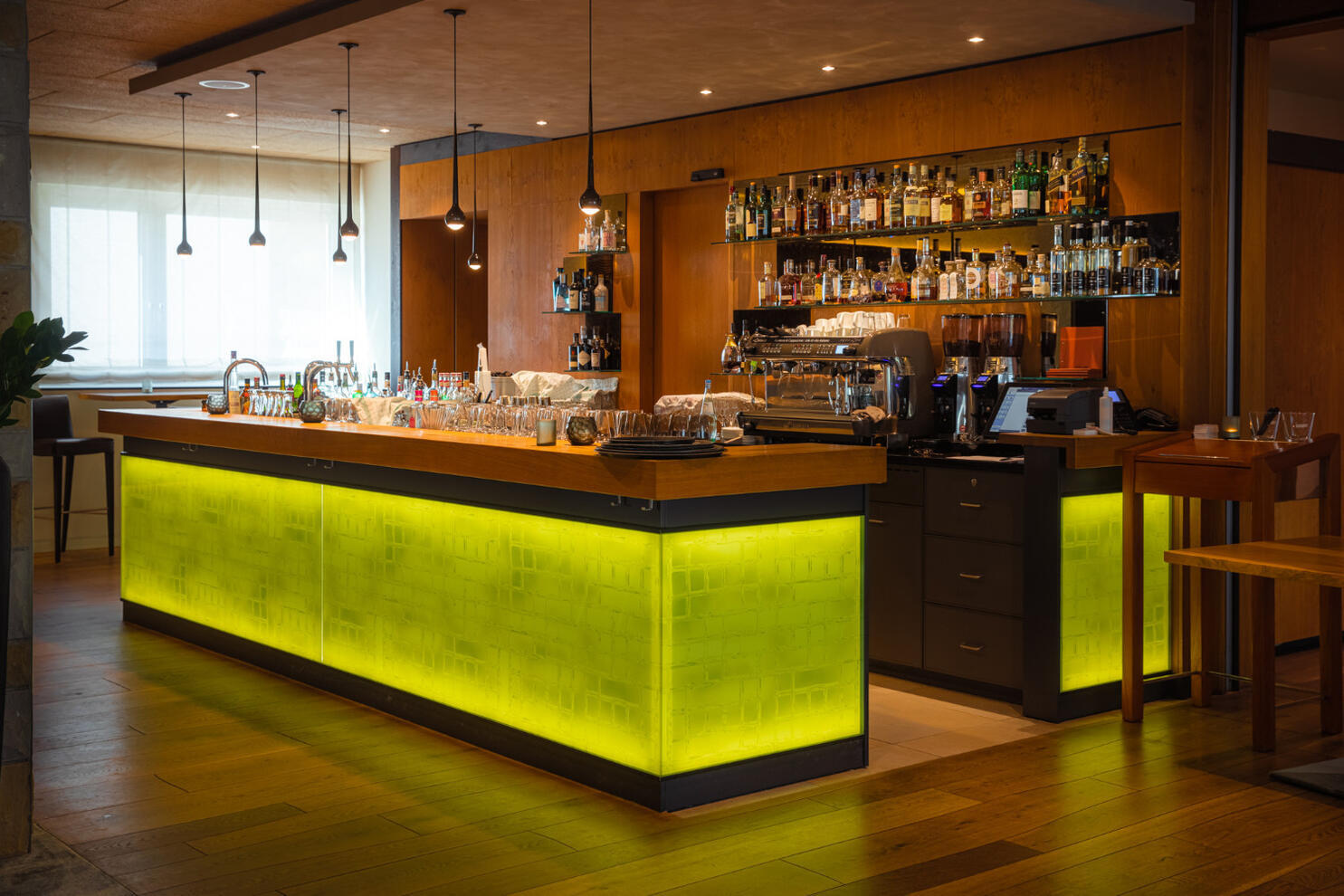 Hochwertige Restaurant Bar mit italienischer Siebträger Kaffee Maschine Hochwertige Restaurant Bar mit italienischer Siebträger Kaffee Maschine