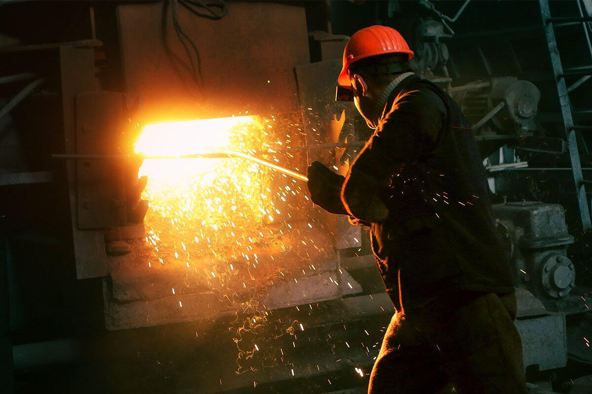 Eisen Schmelzofen mit Arbeiter Eisen Schmelzofen mit Arbeiter